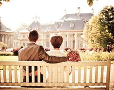 Das Bild zeigt ein Ehepaar auf einer Parkbank sitzend