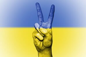 Das Bild zeigt eine Hand vor Ukraine-Flagge © Pixabay