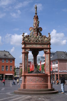 Market fountain, in the background mainzer flaggs