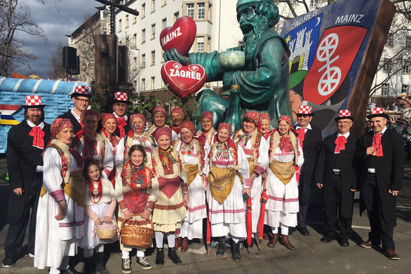 Anlässlich des 50. Jubiläums der Städtepartnerschaft Mainz/Zagreb nahm die Kroatische Kulturgemeinschaft Mainz mit einem eigenen Motivwagen am Rosenmontagszug 2017 teil.