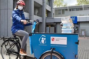 Das Bild zeigt eine Frau auf einem Lastenfahrrad © Stadt Mainz