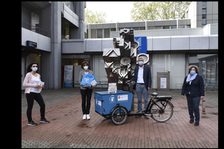 Das Bild zeigt vier Personen und ein Lastenfahrrad