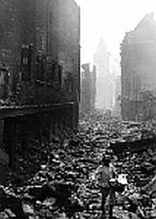 Das Bild zeigt eine Straße nach einem Bombenangriff