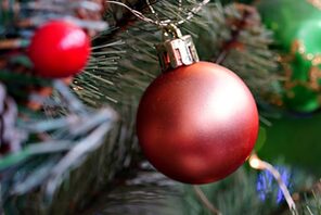 Eine rote Weihnachtskugel an einem Tannenbaum © pixabay