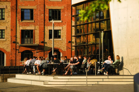 Terrasse des Restaurants Hafen Eden am Zollhafen