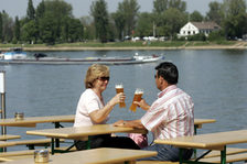 Ein Paar im Biergarten