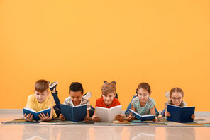 Lesende Kinder mit aufgeschlagenen Büchern © AdobeStock Pixel Shot
