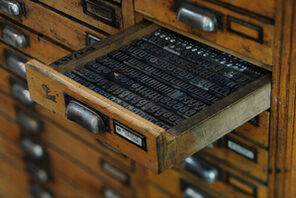 Eine offene Schublade mit Drucklettern © Landeshauptstadt Mainz