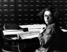 Elisabeth Darapsky bei ihrer Arbeit im Stadtarchiv