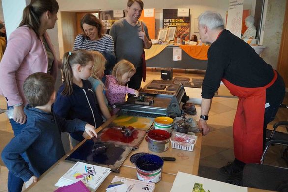 Die Druckstation des Gutenberg-Museums lädt zum Mitmachen ein.