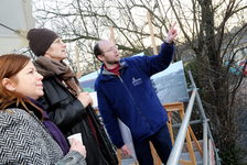 Bildergalerie Stadt der Wissenschaft 2011 Ein Mitarbeiter erläutert Besuchern die Pläne zum Archäologischen Zentrum Zum Auftakt des Themenjahres luden die Stadt und ihre Projektpartner am 16. Januar 2011 zu einer "Baustellenparty" ein. Vieles war zu diesem Zeitpunkt noch im Aufbau, dennoch konnten die Bürgerinnen und Bürger gleich zu Beginn des Jahres die Faszination Wissenschaft live erleben und sich gleichzeitig einen Überblick über die Veranstaltungen und Projekte der "Stadt der Wissenschaft 2011" verschaffen.