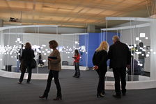 Bildergalerie Stadt der Wissenschaft 2011 Besucherinnen und Besucher in der Ausstellung "Moving Types" Die Sonderausstellung "Moving Types - Lettern in Bewegung" im Gutenberg-Museums richtete den Blick auf ein Jahrhundert Schriftanimation von den Anfängen des Films bis in die heutige Zeit mobiler Mediensysteme wie iPhone und iPad. Die Ausstellung bekam mehrere Auszeichnungen und war bisher an verschiedenen Orten zu sehen, ab Frühjahr 2016 wieder ganz in der Nähe, nämlich in Frankfurt: www.moving-types.de. In Mainz erinnert heute noch die Medienfassade an die Ausstellung.