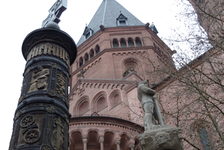 Bildergalerie Nagelsäule Nagelsäule auf dem Liebfrauenplatz Die sanierungsbedürftige Säule wurde im Februar 2006 aus Sicherheitsgründen abgebaut und aufwendig restauriert. Möglich wurde dies durch viele Spenden und die Unterstützung des Landes. Seit Juli 2011 steht die Nagelsäule wieder auf ihrem angestammten Platz.