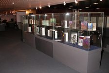 Bildergalerie Gutenbergmuseum Vitrine im Gutenberg-Museum Ausstellungsstücke hinter Glas