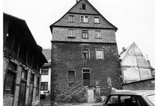 Bildergalerie Haus zum Stein Haus zum Stein um 1980 Ein wenig versteckt in der Altstadt, zwischen Fachwerkhäusern des Spätmittelalters, klassizistischen und modernen Wohnbauten der 1970er-Jahre, liegt das im Kern älteste Mainzer Wohnhaus.\r\n\r\nDas Bild zeigt das Haus zum Stein im Jahr 1980 in der Gestalt, die es nach der Zerstörung im Zuge der Französischen Revolution erhalten hatte: mit drittem Geschoss und einem Fachwerkgiebel samt Satteldach.