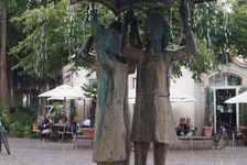 Bildergalerie Brunnenanlagen Die Ballplatzmädchen Aus den Stockspitzen ihrer Regenschirme quillt Wasser. (Weiterführende Informationen zum Mädchenbrunnen finden Sie in der Rubrik Tourismus/Sehenswertes)