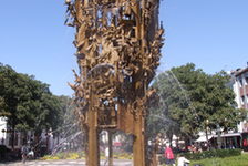 Bildergalerie Brunnenanlagen Fastnachtsbrunnen am Schillerplatz Der Brunnenspaziergang durch die Mainzer Innenstadt startet am Schillerplatz. Hier steht der 1967 enthüllte kunstvolle Fastnachtsbrunnen, der aus dem Mainzer Stadtbild nicht mehr wegzudenken ist.