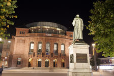 Bildergalerie Staatstheater Staatstheater Mainz mit Gutenbergdenkmal Die Order zum Bau eines Mainzer Theaters kam von Kaiser Napoleon selbst. Er beauftragte am 13. Oktober 1804 seinen Architekten J.F. Eustache St. Far, den Gutenbergplatz zu schaffen und an dessen Nordrand ein Theater nach dem Vorbild des "großen kaiserlichen Theaters" in Petersburg zu errichten. Der Grundstein war im Frühjahr 1809 gelegt, doch brachten die geschichtlichen Ereignisse der folgenden Jahre das Projekt zum Stillstand.