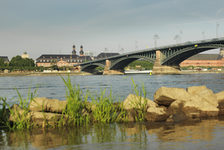 Bildergalerie Theodor-Heuss-Brücke Theodor-Heuss-Brücke mit Blick auf den Landtag Vor der historischen Kulisse von Deutschhaus und Zeughaus erstreckt sich das Bauwerk auf einer Länge von 550 Metern. Vier Sandsteinpfeiler tragen zwischen den beiden Brückenköpfen die fünf Stahlbögen mit Spannweiten von 87-99-103-99-87 Metern.