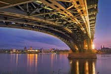 Bildergalerie Theodor-Heuss-Brücke Theodor-Heuss-Brücke Die elegante fünfbögige Stahlkonstruktion verbindet seit 1885 Mainz mit dem rechtsrheinischen Kastel. Von Friedrich von Thiersch entworfen galt die Brücke seinerzeit als Wunderwerk der Technik.