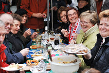 Bildergalerie Wochenmarkt Besucher des Marktfrühstücks Ein Samstagmorgen beim Marktfrühstück der Mainzer Winzer ist eine gesellige Angelegenheit