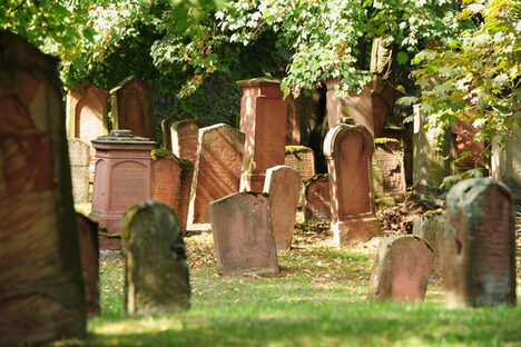 Grabsteine auf dem alten jüdischen Friedhof.