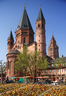 Markt vor dem Ostchor des Doms