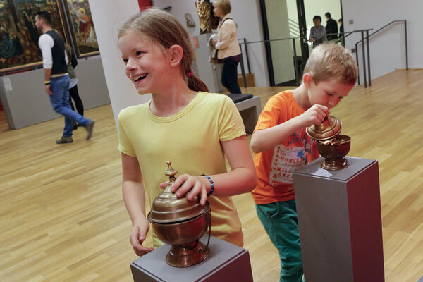 Zwei Kinder betrachten neugierig die Hands-on-Angebote im Landesmuseum © Landeshauptstadt Mainz