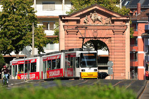 Gautor mit Straßenbahn © Carsten Costard