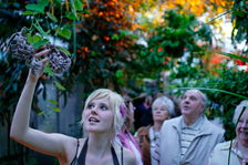 Besucherinnen und Besucher bei der Tropennacht im Botanischen Garten