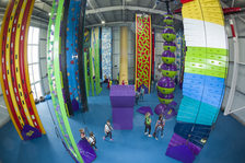 Kinder in der Kletterhalle clip 'n climb