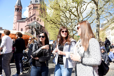 Blick vom Stand der Mainzer Winzer auf dem Weinfrühstück