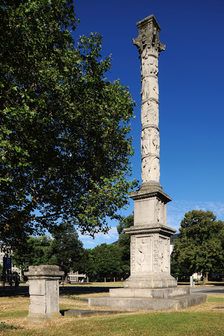 Römische Jupitersäule vor blauem Himmel