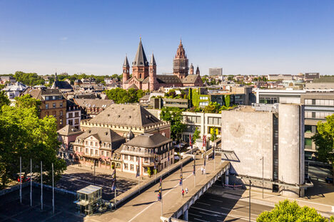 Mainzer Einkaufsstraße mit einigen Menschen