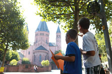 Zwei Kinder vor dem Dom bei einer Stadtrallye