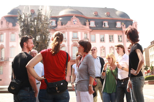 Eine Stadtführerin erläutert einer Touristengruppe den Fastnachtsbrunnen. © Patrick Liste