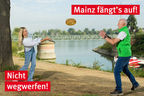 Eine junge Frau wirft einen überdimensional großen Kronkorken © Landeshauptstadt Mainz/dreivorzwölf Marketing, Foto: Carsten Costard