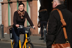 Radfahrerin mit einem Leihfahrrad "MVG mein Rad" © MVG, Volker Oehl