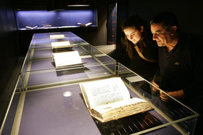 Mainzer Psalter, daneben Gutenberg-Bibel im Tresorraum © Landeshauptstadt Mainz