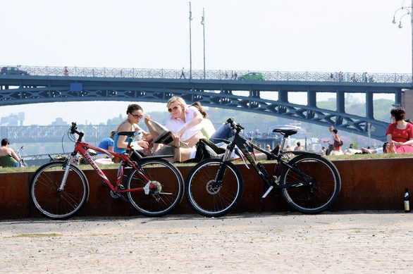 People on the Rhine banks in front of the Theodor Heuss Bridge