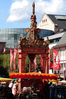 La fontaine du marché entre les étals du marché hebdomadaire