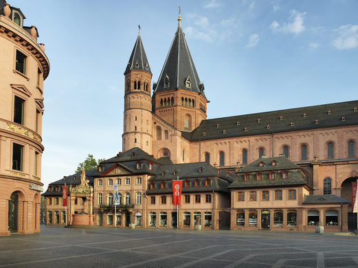 Torre este de la Catedral de San Martín con la Plaza del Mercado