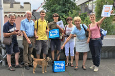 Eine Gruppe unterwegs mit den blauen City and Quest Taschen