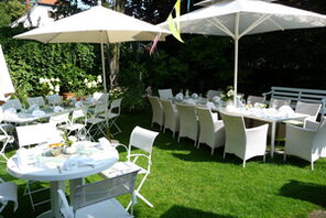 Ein Bild zeigt den sonnigen Außenbereich des Restaurant. © Völker Restaurant