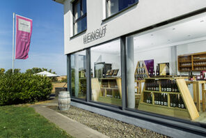 Ein Bild zeigt das Weingut von außen. © Weingut Meyerhof
