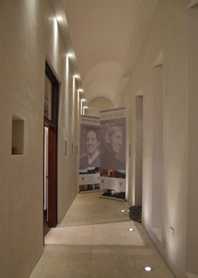 Plakate Spanier und Kühling-Gillot im Flur