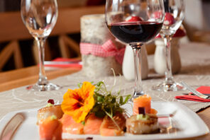 Gericht mit Rotwein beim Preisträger Gastronomie Pollers Häusje © Pollers Häusje
